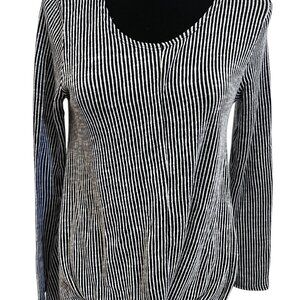 Great black and white women's top in XL, scoop neckline, front bottom knot,